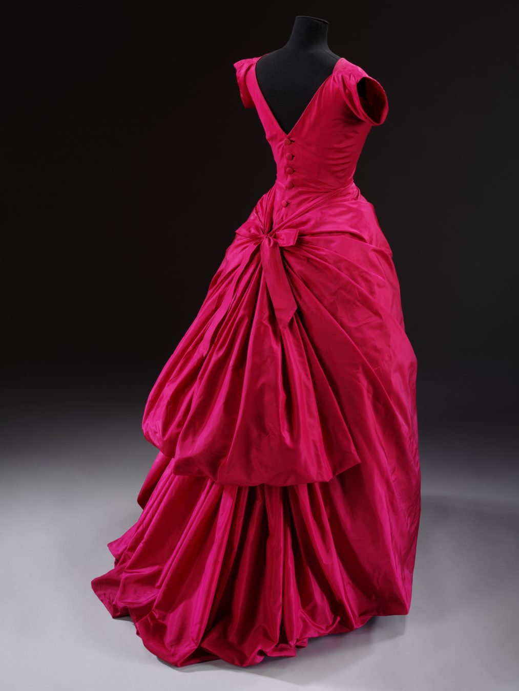 picar Figura caricia Balenciaga: Shaping Fashion” at the Victoria and Albert Museum | MONTECRISTO