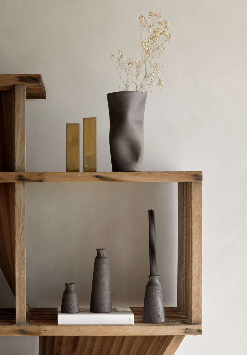 Dumæ ceramics on a shelf, part of Montecristo's spring wishlist.