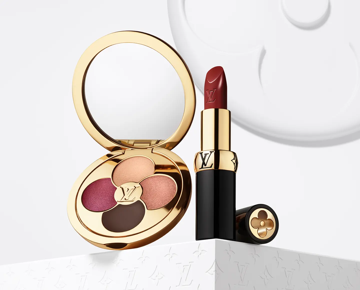 Lipstick and a makeup kit - fall wishlist.