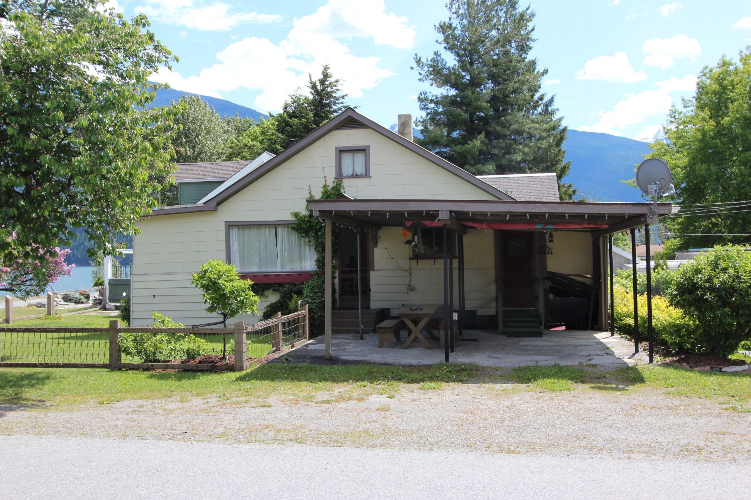 Exterior of the Jones house prior to its renovation.